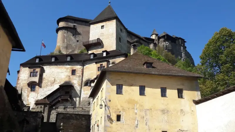 Zamek Orawski, malownicza twierdza na skale. Sprawdź zamek orawski cennik i zaplanuj wizytę!